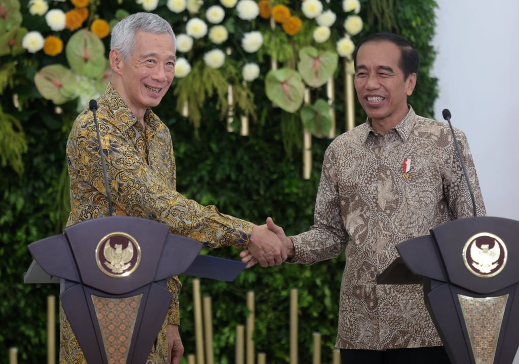Singapore’s Prime Minister Lee Hsien Loong (left) with Indonesian President Joko Widodo during the Leaders’ Retreat at the Presidential Palace in Bogor, Indonesia, on Monday. Photo: EPA-EFE