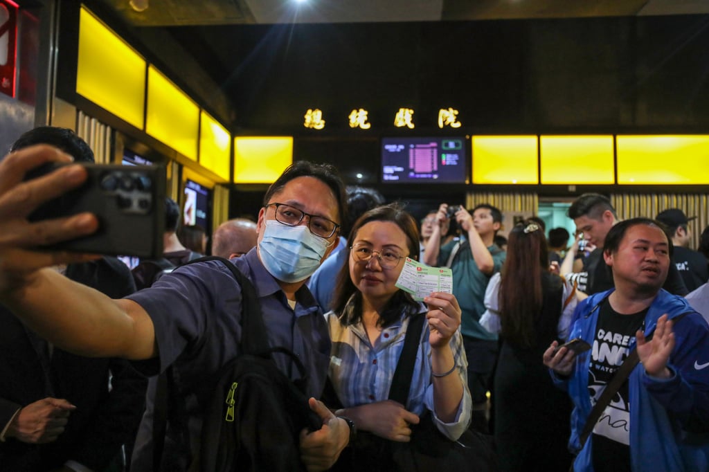 Residents flock to the President Theatre in Causeway Bay on its final day of business. Photo: Xiaomei Chen Residents flock to the President Theatre in Causeway Bay on its final day of business. Photo: Xiaomei Chen
