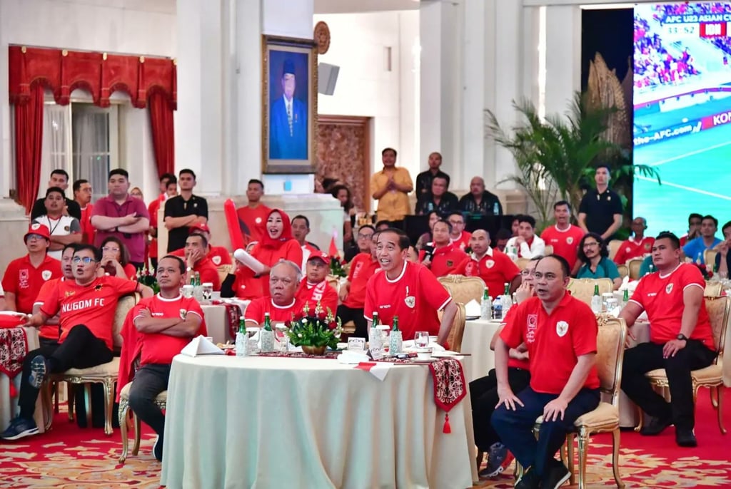 Indonesian President Joko Widodo watches the Young Garuda’s semi-final match with senior government officials at the presidential palace. Photo: X / @jokowi Indonesian President Joko Widodo watches the Young Garuda’s semi-final match with senior government officials at the presidential palace. Photo: X / @jokowi