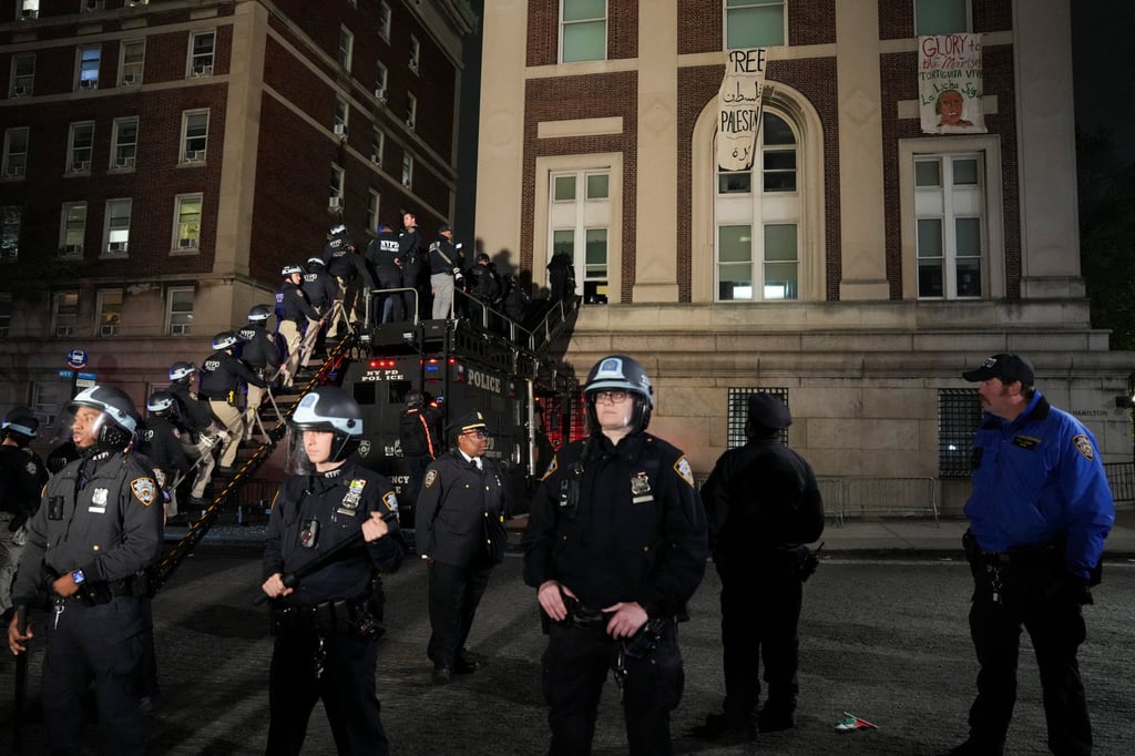 Police using a special vehicle to enter Hamilton Hall at Columbia University. Photo: Reuters Police using a special vehicle to enter Hamilton Hall at Columbia University. Photo: Reuters