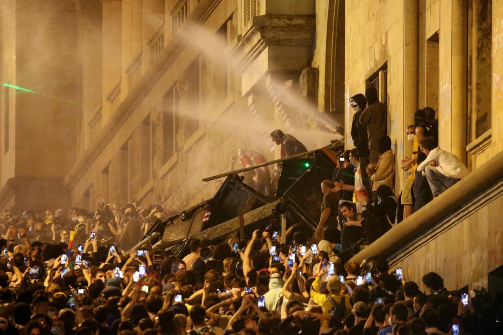 Protesters barricade the entrance of parliament in Tbilisi, Georgia. Photo: Reuters Protesters barricade the entrance of parliament in Tbilisi, Georgia. Photo: Reuters