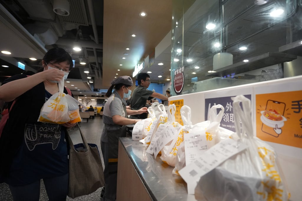 Takeaway breakfasts are lined up in Kwun Tong as the first phase of ban on single-use plastics, including polystyrene containers and throwaway cutlery, came into force last month. Photo: Sam Tsang Takeaway breakfasts are lined up in Kwun Tong as the first phase of ban on single-use plastics, including polystyrene containers and throwaway cutlery, came into force last month. Photo: Sam Tsang