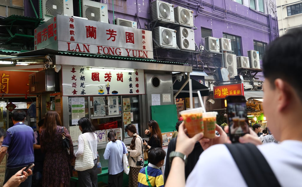 Mainland travellers at an open-air food stall (aka dai pai dong) in Central during the Labour Day ‘golden week’ break. Photo: Dickson Lee Mainland travellers at an open-air food stall (aka dai pai dong) in Central during the Labour Day ‘golden week’ break. Photo: Dickson Lee