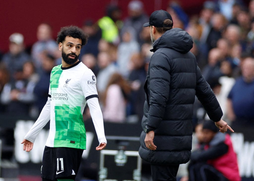 Mohamed Salah and Jurgen Klopp were involved in a heated discussion on the touchline. Photo: Reuters Mohamed Salah and Jurgen Klopp were involved in a heated discussion on the touchline. Photo: Reuters