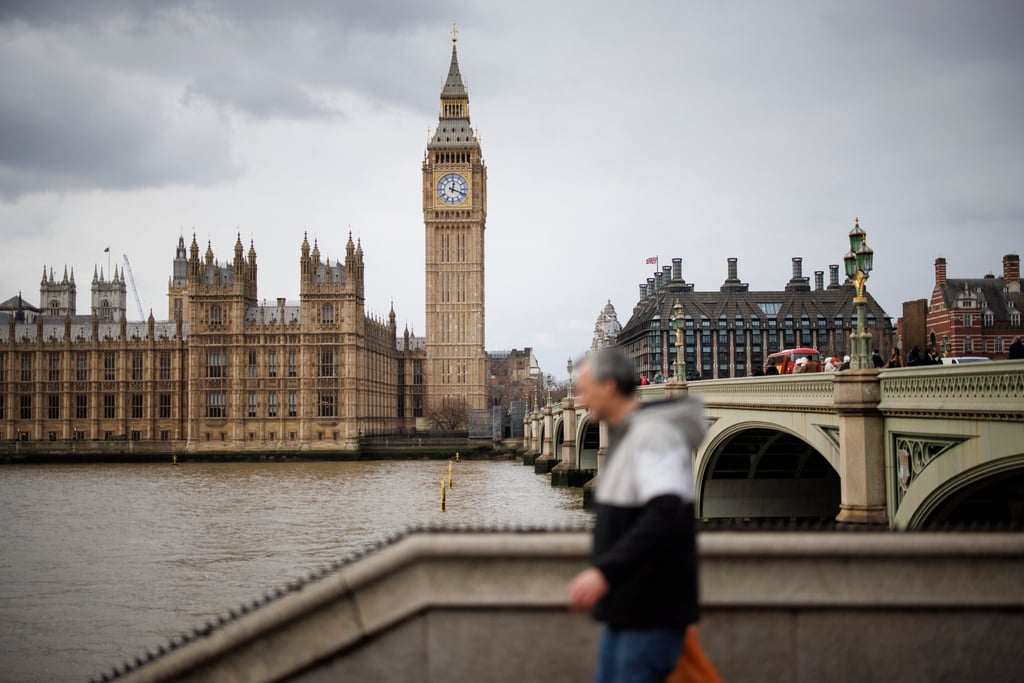 People walk along the Southbank with the Palace of Westminster in the background, in London on January 8, 2024. Photo: EPA-EFE