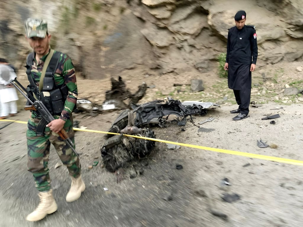 Pakistani security officials inspect the scene of a suicide bomb attack on Chinese nationals in Bisham, Pakistan on March 26. Photo: EPA-EFE
