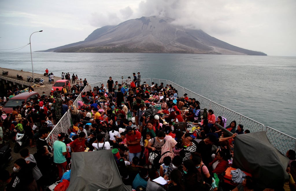 People board a ship to be evacuated following the eruptions of Mount Ruang volcano in North Sulawesi province, Indonesia, on May 1. Photo: Reuters People board a ship to be evacuated following the eruptions of Mount Ruang volcano in North Sulawesi province, Indonesia, on May 1. Photo: Reuters