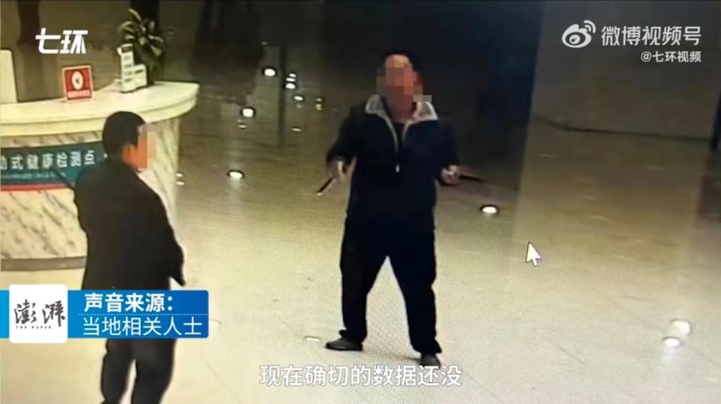 A suspect armed with a knife is pictured at the scene of the attack. Photo: Weibo/ 呆丸刺使 A suspect armed with a knife is pictured at the scene of the attack. Photo: Weibo/ 呆丸刺使