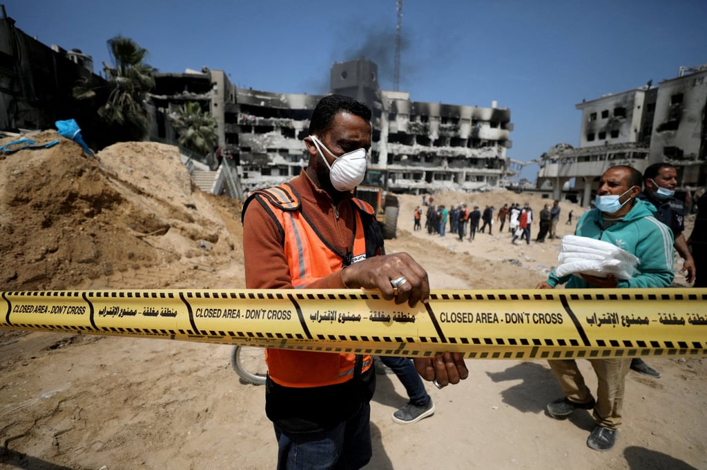 A man tapes off the area as rescuers and doctors search for dead bodies inside the damaged al-Shifa Hospital on April 8. Photo: Reuters A man tapes off the area as rescuers and doctors search for dead bodies inside the damaged al-Shifa Hospital on April 8. Photo: Reuters