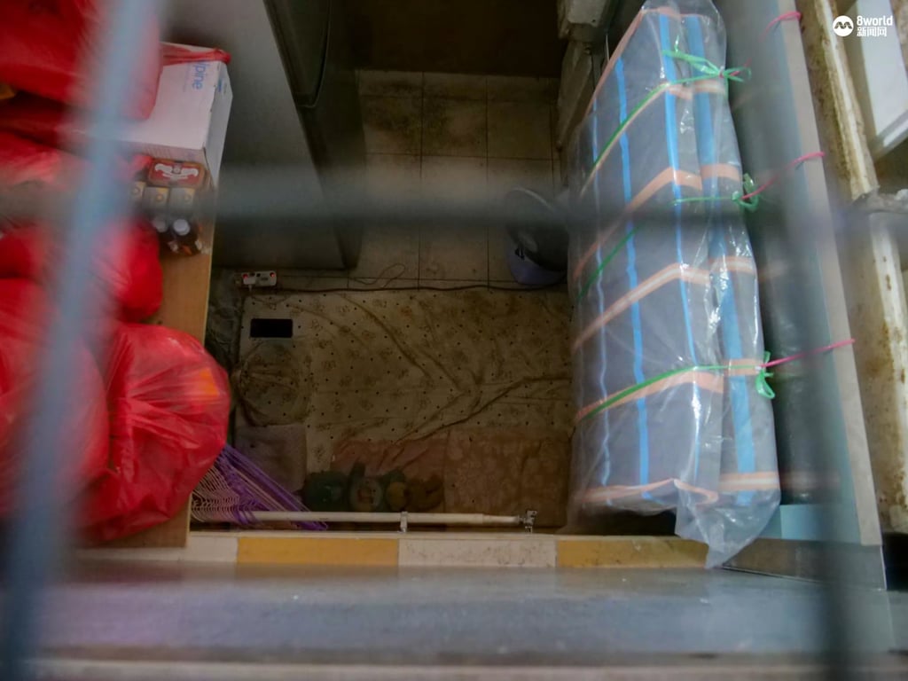 The teen girl slept on a stained mattress and was not even allowed to go to school. Photo: 8world The teen girl slept on a stained mattress and was not even allowed to go to school. Photo: 8world