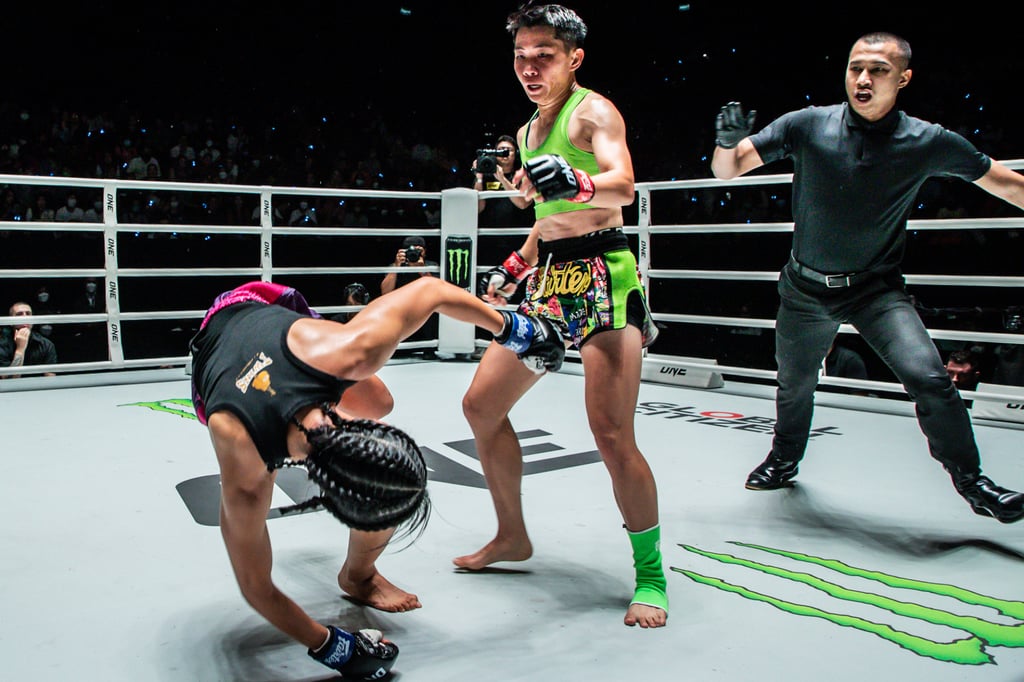 Nongam (right) finishes off Hong Kong’s Chu Nga Sze at One Friday Fights 12 in April last year. Photo: ONE Championship
