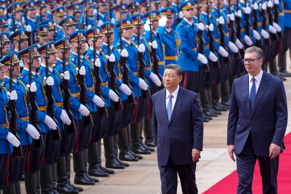 Chinese President Xi Jinping reviews an honor guard with his Serbian counterpart Aleksandar Vucic during a welcome ceremony at the Serbia Palace in Belgrade. Photo: AP