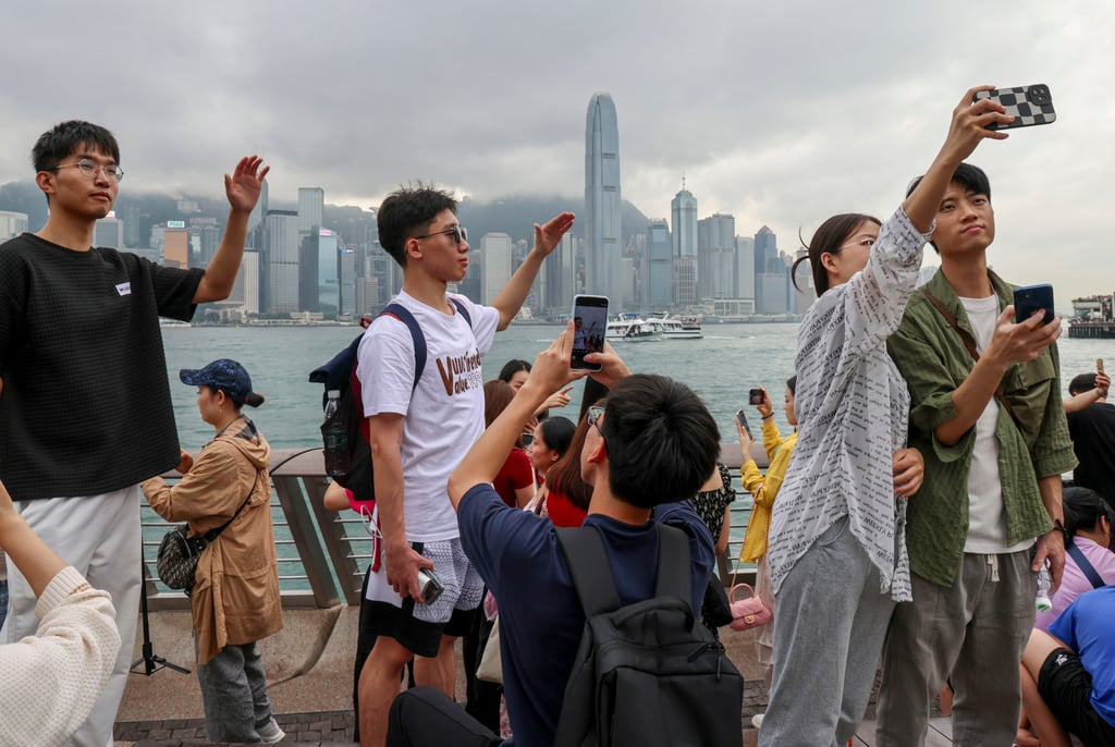 Tourists pose for pictures at the Avenue of Stars in Tsim Sha Tsui. Photo: Jelly Tse Tourists pose for pictures at the Avenue of Stars in Tsim Sha Tsui. Photo: Jelly Tse