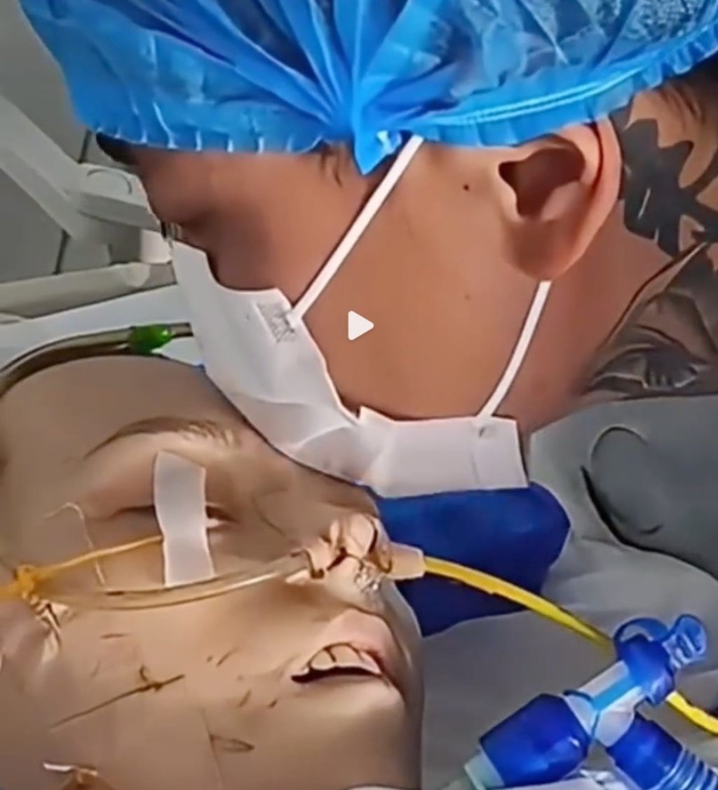 Wang kisses his wife as she lies comatose in a hospital bed. The couple had tens of thousands of followers in China. Photo: Weibo Wang kisses his wife as she lies comatose in a hospital bed. The couple had tens of thousands of followers in China. Photo: Weibo