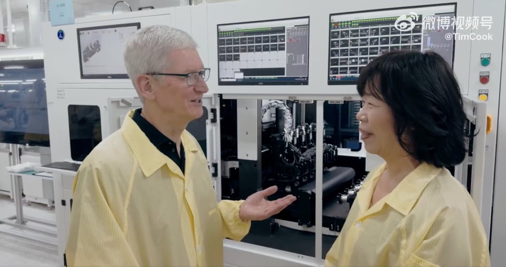 Apple chief executive Tim Cook speaks with Luxshare Precision Industry chairwoman Grace Wang Laichun during his tour of a factory run by the Vision Pro headset assembler on October 18, 2023. Photo: Weibo