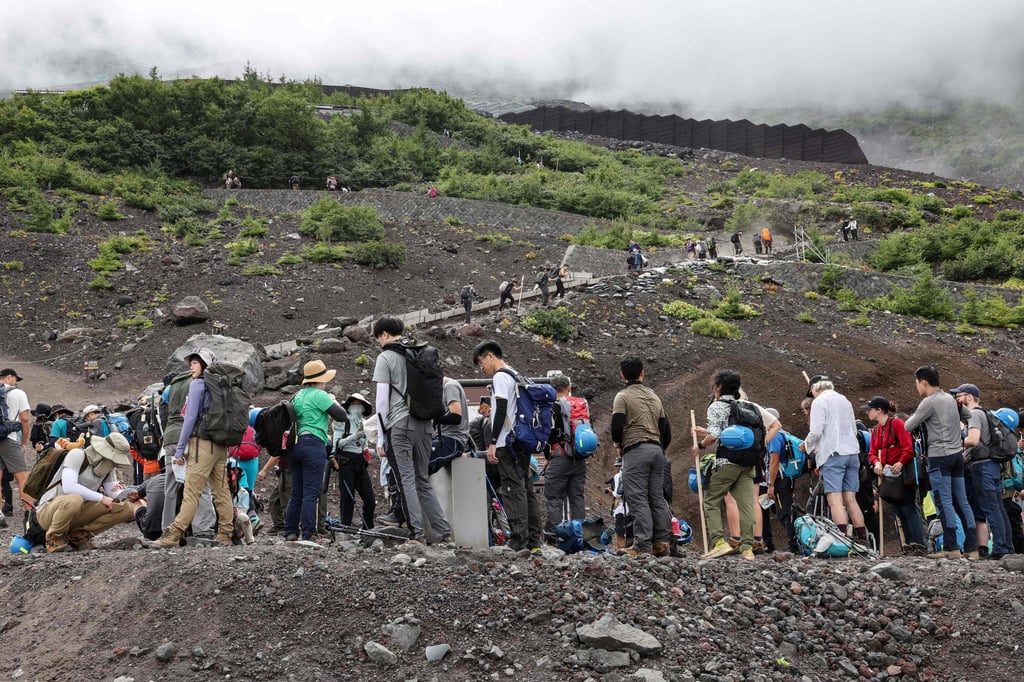 A busy Mount Fuji trail on August 31, 2023. Photo: AFP A busy Mount Fuji trail on August 31, 2023. Photo: AFP