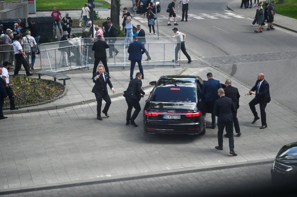 Security officers move Slovak PM Robert Fico in a car after the shooting. Photo: Reuters Security officers move Slovak PM Robert Fico in a car after the shooting. Photo: Reuters