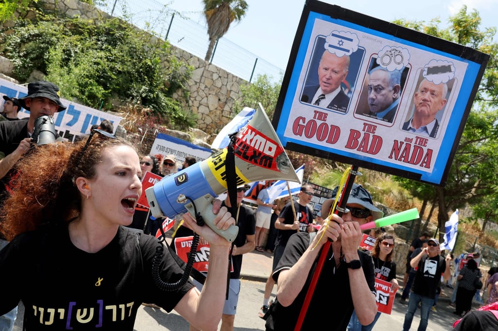 Protesters raise placards during a rally near the house of Israeli war cabinet member Benny Gantz in the central town of Rosh Haayin on May 3. Photo: AFP