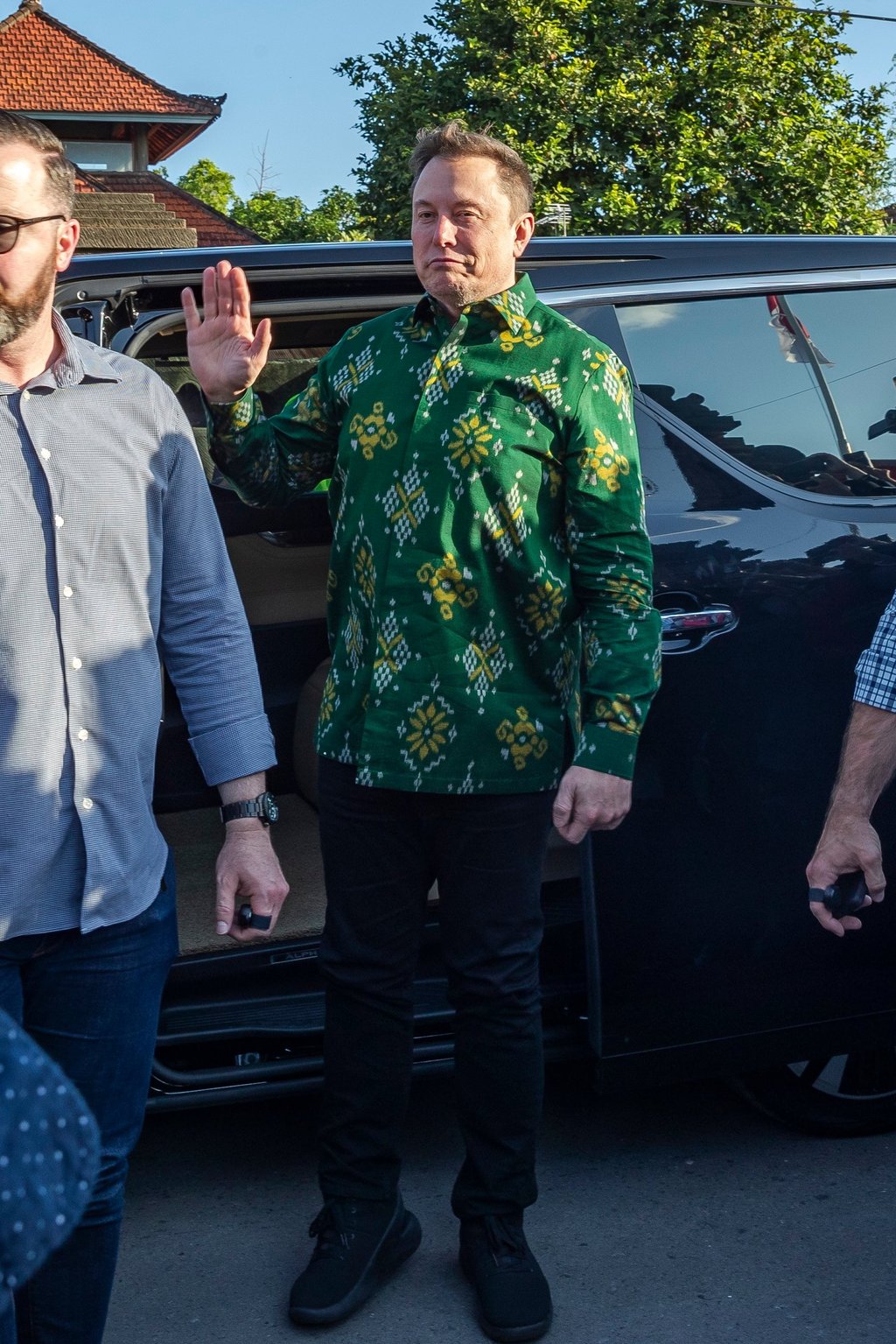 Musk arrives to launch Starlink in Denpasar. Asked about whether he planned to also invest in Indonesia ’s electric vehicle industry, Musk said he was focused on Starlink first. Photo: EPA-EFE Musk arrives to launch Starlink in Denpasar. Asked about whether he planned to also invest in Indonesia ’s electric vehicle industry, Musk said he was focused on Starlink first. Photo: EPA-EFE
