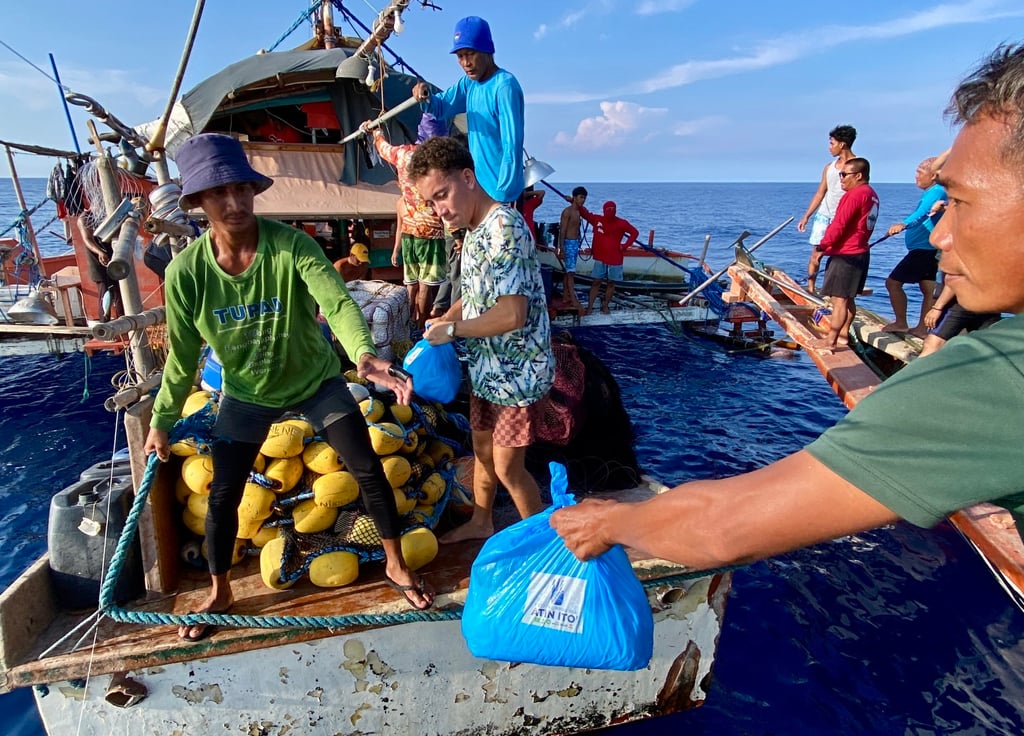 Filipino volunteers from the ‘Atin Ito’ coalition distribute relief goods to fishermen aboard a motorised wooden boat in disputed South China Sea on Thursday last week. Photo EPA-EFE Filipino volunteers from the ‘Atin Ito’ coalition distribute relief goods to fishermen aboard a motorised wooden boat in disputed South China Sea on Thursday last week. Photo EPA-EFE