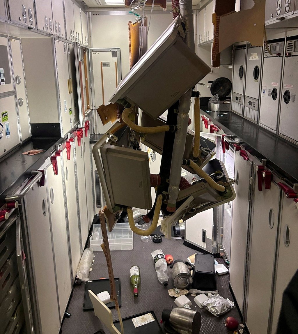 Investigators say they are analysing the flight data recorders from Singapore Airlines flight SQ321. Photo: Reuters Investigators say they are analysing the flight data recorders from Singapore Airlines flight SQ321. Photo: Reuters