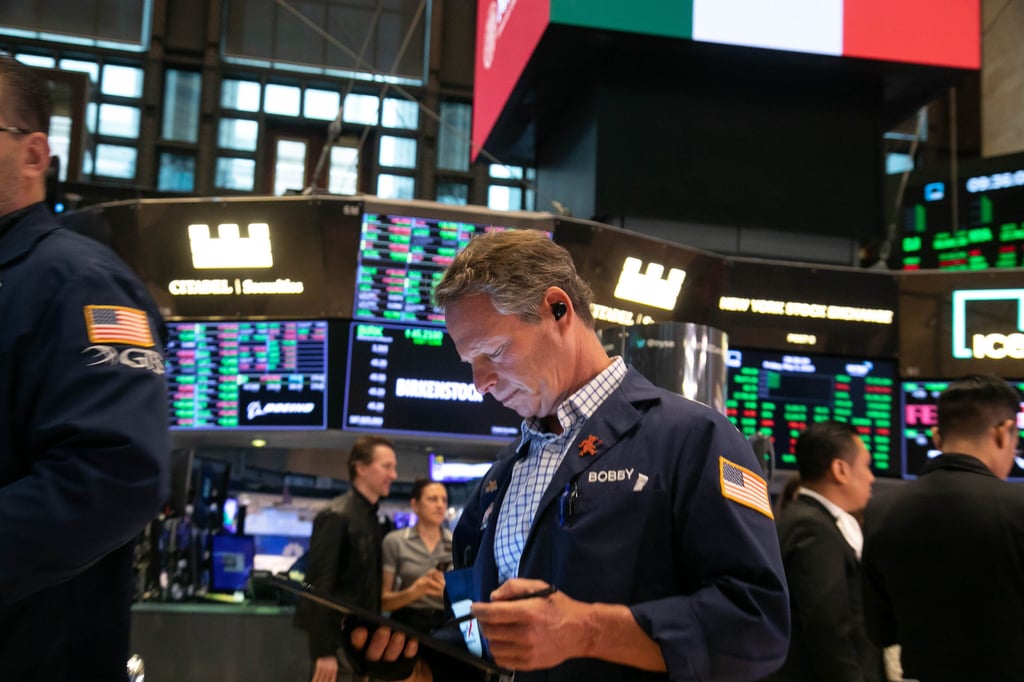 Traders on the floor of the New York Stock Exchange. Photo: Xinhua