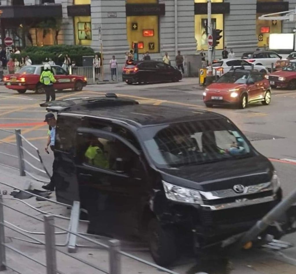 The 41-year-old man passed a breathalyser test, but was arrested for dangerous driving and remained in police custody. Photo: Facebook / @ 馬路的事討論區 The 41-year-old man passed a breathalyser test, but was arrested for dangerous driving and remained in police custody. Photo: Facebook / @ 馬路的事討論區