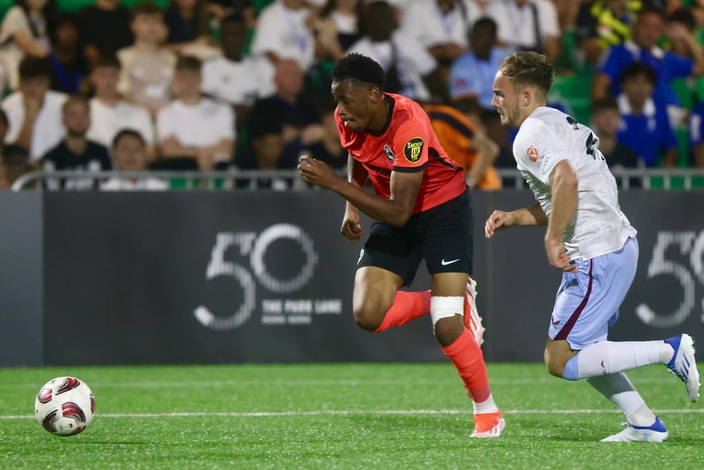 Brighton’s Joshua Duffus (left) takes the ball past Aston Villa’s Todd Alcock in the final. Photo: Jonathan Wong Brighton’s Joshua Duffus (left) takes the ball past Aston Villa’s Todd Alcock in the final. Photo: Jonathan Wong