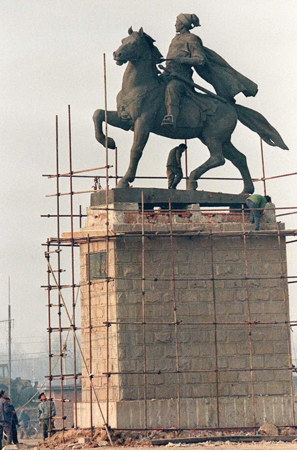 A file photo from 1996 shows workers erecting the statue of Li Zicheng at an intersection in Beijing. Photo: AFP
