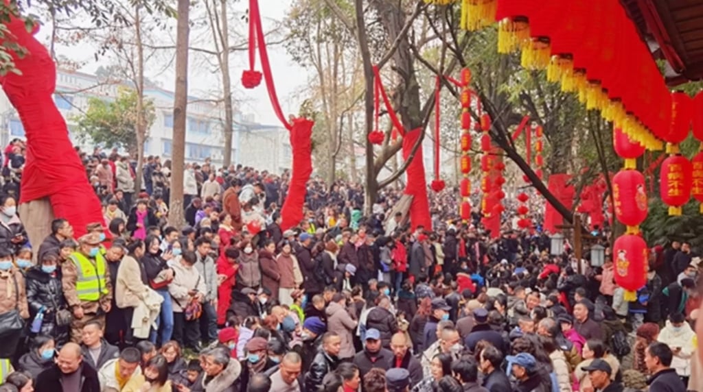 The festival attracts large crowds of parents, matchmakers and potential godfathers. Photo: Baidu