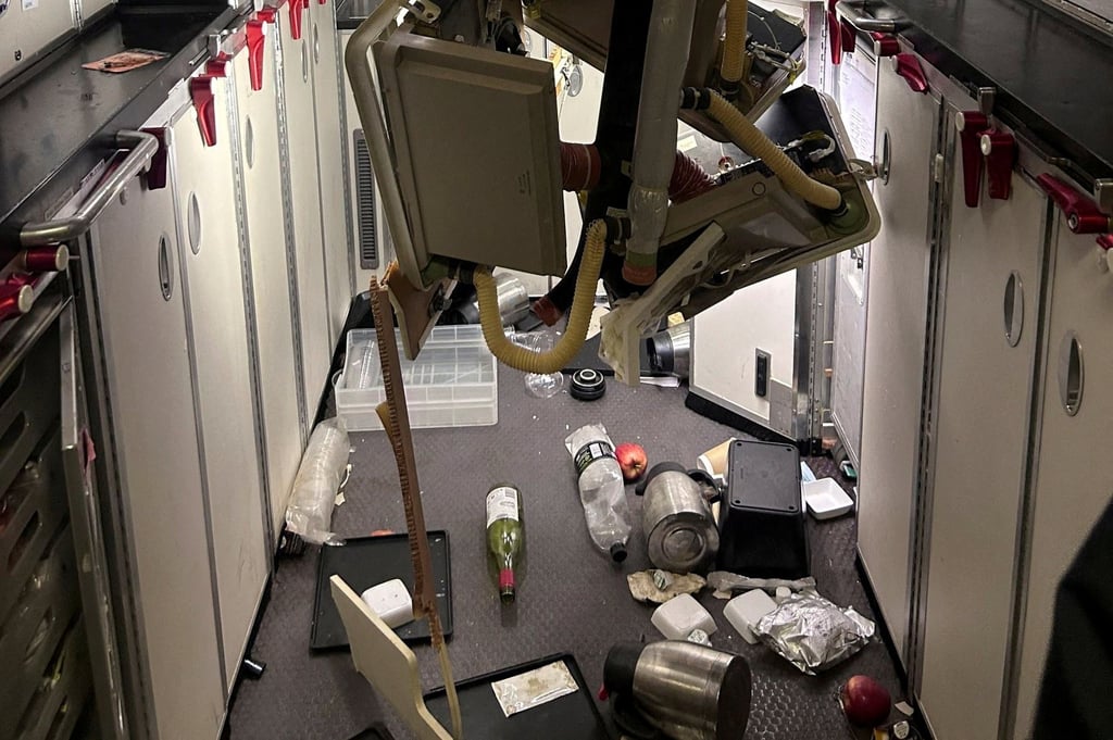 The interior of Singapore Airlines flight SQ321 after an emergency landing at Bangkok’s Suvarnabhumi International Airport. Photo: Reuters The interior of Singapore Airlines flight SQ321 after an emergency landing at Bangkok’s Suvarnabhumi International Airport. Photo: Reuters