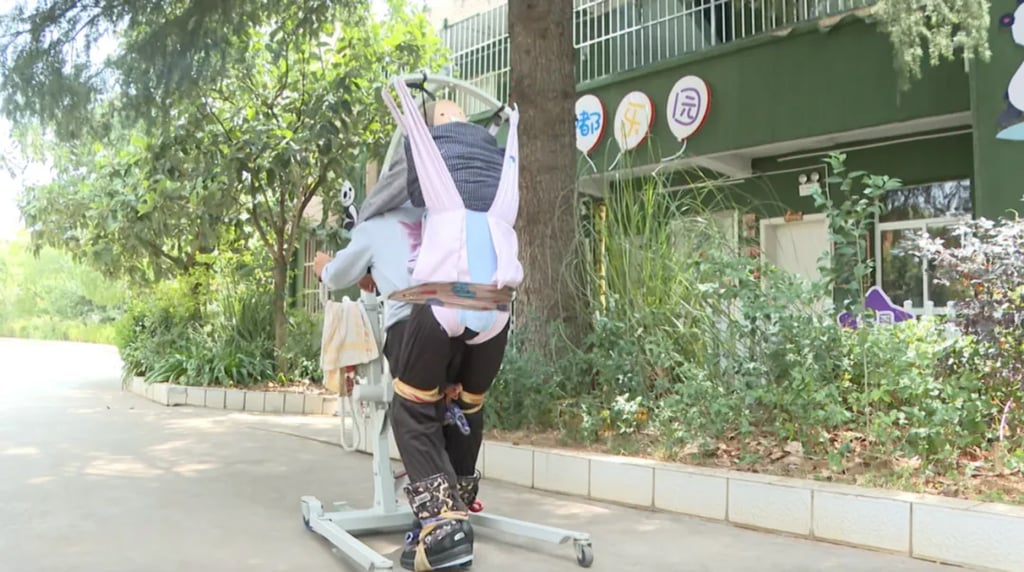 Deng carries her paralysed son on her back, impressing many people online. Photo: QQ.com