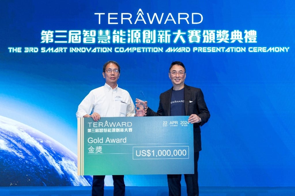 Lee Ka-kit (right), founder of the TERA-Award Competition and chairman of Hong Kong and China Gas, presents the gold award to Gao Xiaoping (left), chairman and general manager of CM Xiageng Hydrogen Energy Technology. Photo: Handout