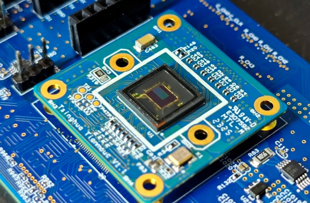 The Tianmouc chip and a perception system. Photo: Tsinghua University The Tianmouc chip and a perception system. Photo: Tsinghua University
