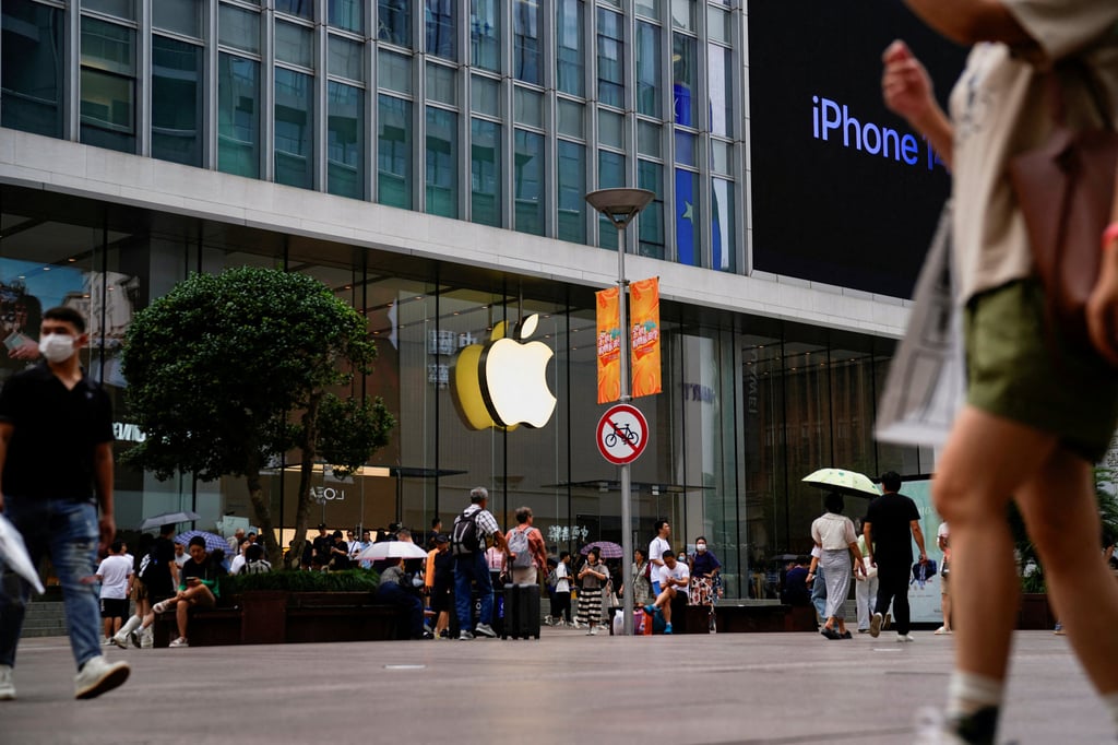 People walk past an Apple store in Shanghai, September 13, 2023. Photo: Reuters