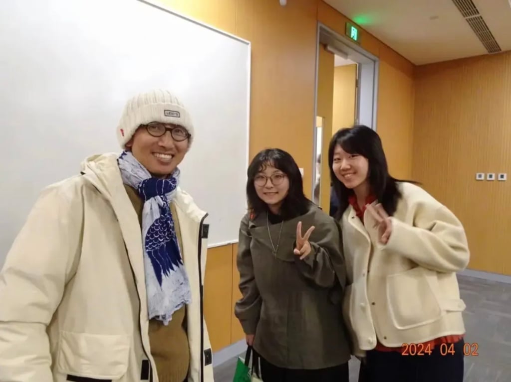 Professor Zhu with two of his students whom he has told “not to be afraid of death”. Photo: QQ.com Professor Zhu with two of his students whom he has told “not to be afraid of death”. Photo: QQ.com