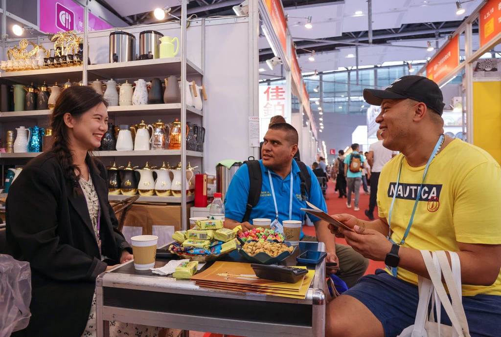 An exhibitor (left) talks to buyers from Venezuela at the most recent Canton Fair. Photo: Xinhua