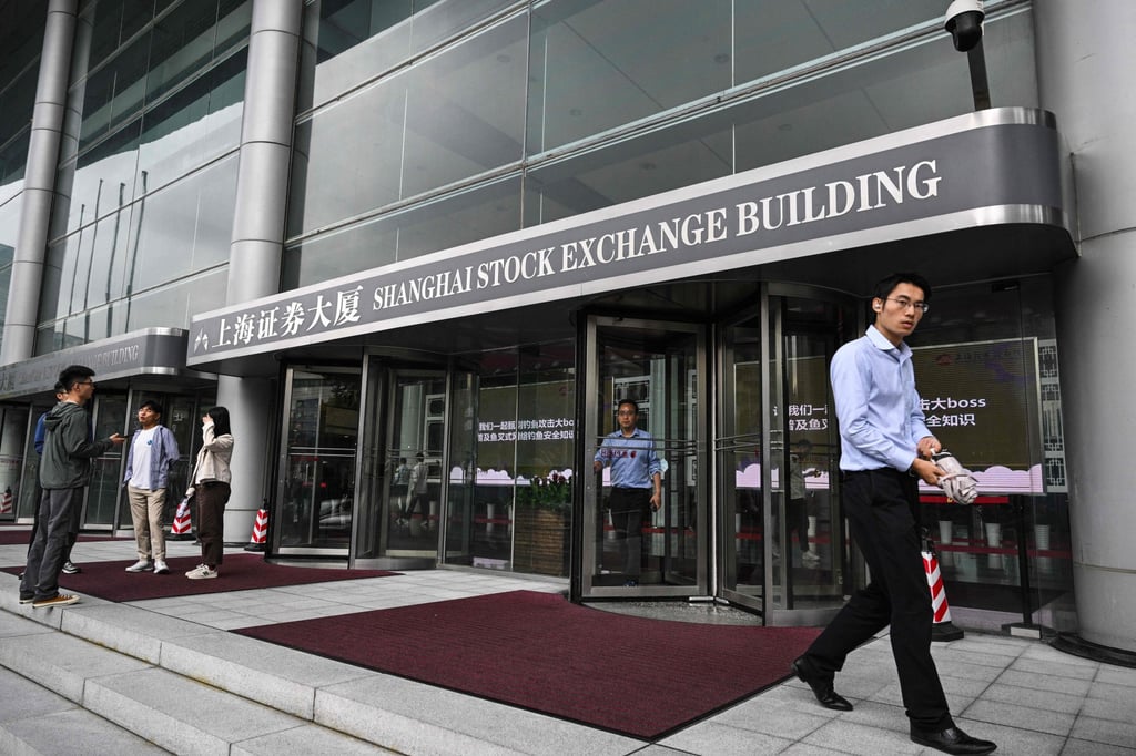 People stand next to an entrance of the Shanghai Stock Exchange in the Pudong district in Shanghai on June 5, 2024. Photo:AFP People stand next to an entrance of the Shanghai Stock Exchange in the Pudong district in Shanghai on June 5, 2024. Photo:AFP