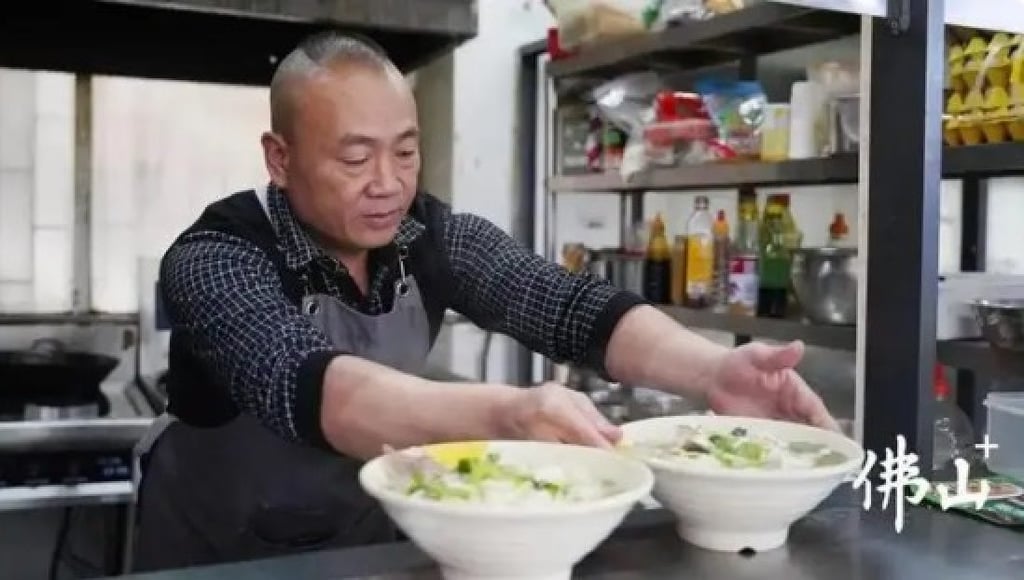 The eatery boss thought the customer had overpaid and chased after him in the street. Photo: Baidu The eatery boss thought the customer had overpaid and chased after him in the street. Photo: Baidu
