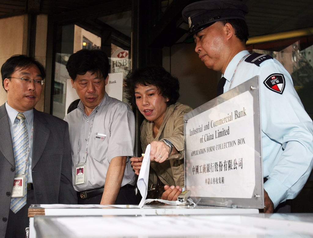 Investors put in last-minute application at HSBC’s branch in Kwun Tong just as Industrial and Commercial Bank of China’s initial public offering is about to close in Hong Kong on October 19, 2006. The IPO was the world’s largest at the time. Photo: Martin Chan