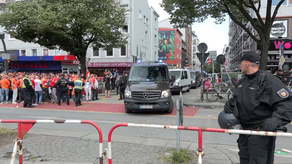 Moments after a man carrying an axe was shot down by police in the St Pauli district of Hamburg, Germany on Sunday. Photo: Nonstopnews via Reuters Moments after a man carrying an axe was shot down by police in the St Pauli district of Hamburg, Germany on Sunday. Photo: Nonstopnews via Reuters