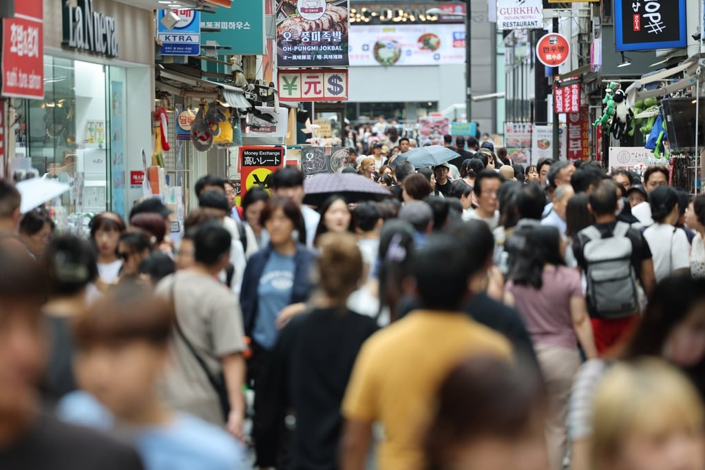 Foreign tourists crowd a shopping street in Seoul last year. Industry experts attribute the decline in Thai tourists to negative sentiments related to the K-ETA system. Photo: Yonhap via EPA-EFE Foreign tourists crowd a shopping street in Seoul last year. Industry experts attribute the decline in Thai tourists to negative sentiments related to the K-ETA system. Photo: Yonhap via EPA-EFE