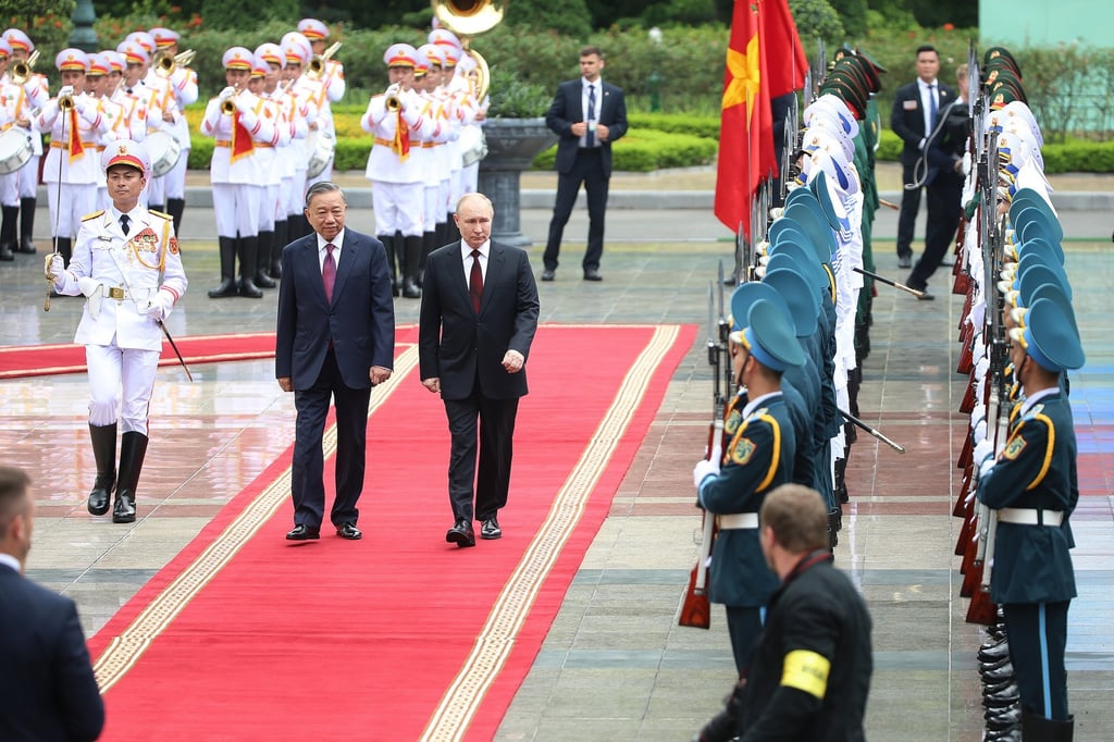 Vietnamese President To Lam and his Russian counterpart Vladimir Putin review the guard of honour in Hanoi. Photo: EPA-EFE