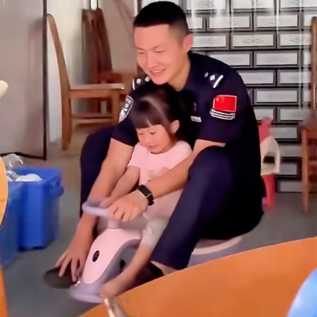 The girl hardly ever sees her father because he works so far away from home. Photo: SCMP composite/Douyin The girl hardly ever sees her father because he works so far away from home. Photo: SCMP composite/Douyin