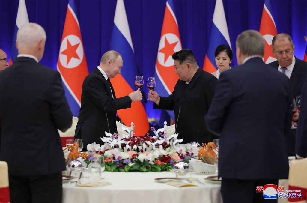 North Korea’s leader Kim Jong-un (middle right) and Russia’s President Vladimir Putin (middle left) toast at a welcome banquet in Pyongyang. Photo: AFP/KCNA