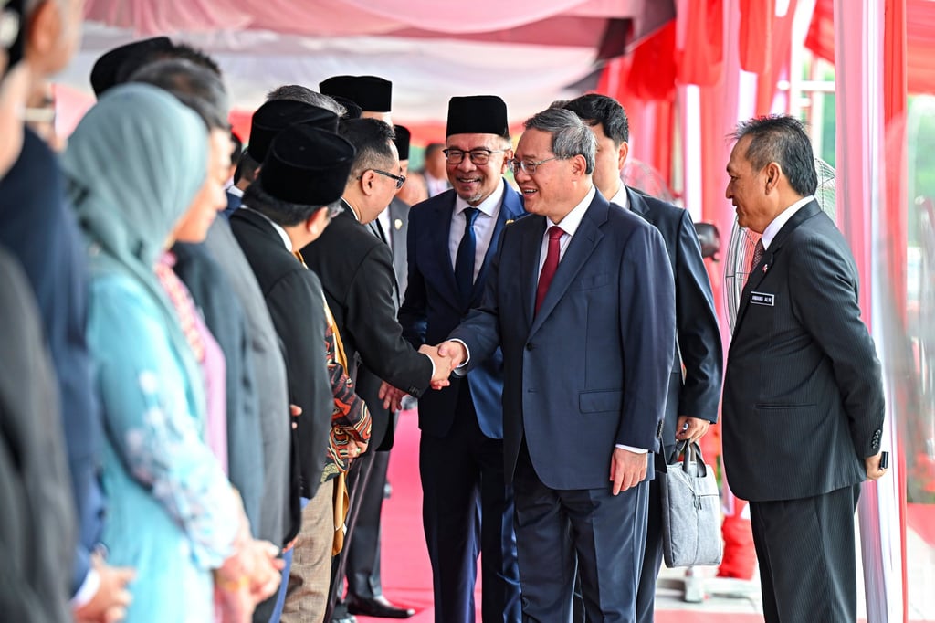 Premier Li (centre) meets Malaysian cabinet members on Wednesday accompanied by Prime Minister Anwar. Photo: Malaysia’s Prime Minister Office via AP
