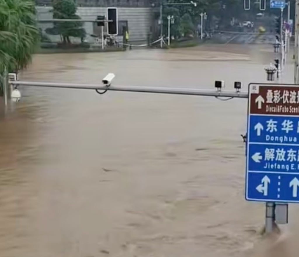 The deluge began just as the wedding participants were about to get the celebrations started. Photo: Douyin