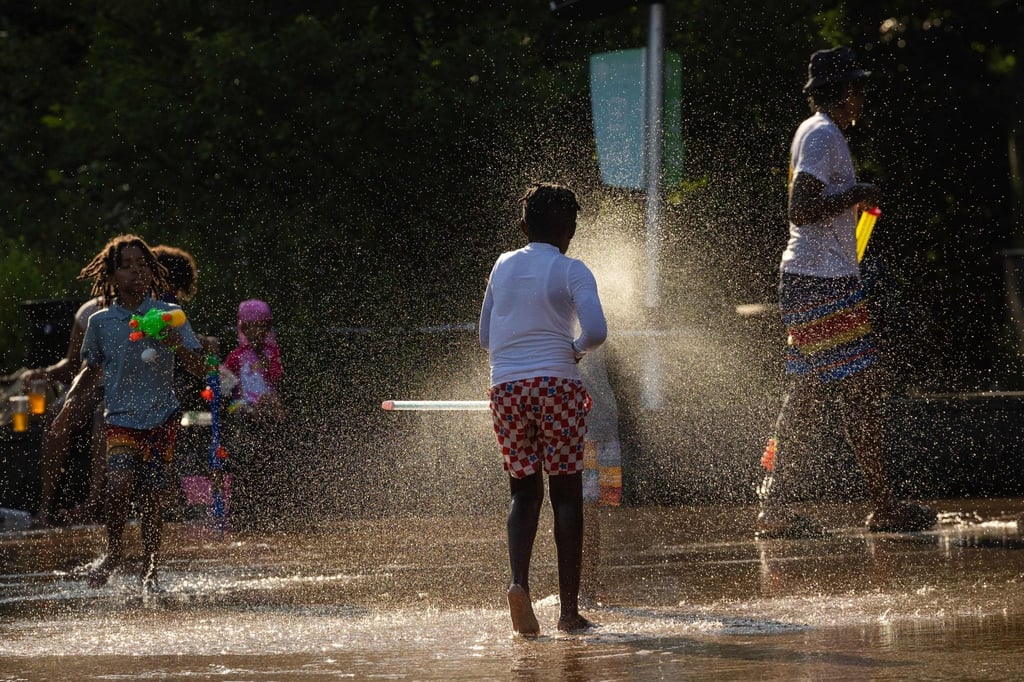 Children play with water guns during a heatwave in Brooklyn, New York. Photo: AFP