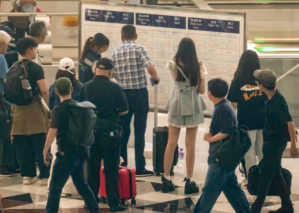 Airport staff were forced to use whiteboards to give passengers flight information after a system failure affected displays. Photo: Elson Li Airport staff were forced to use whiteboards to give passengers flight information after a system failure affected displays. Photo: Elson Li