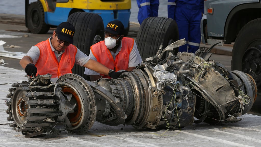 Indonesian officials inspect an engine recovered from the crashed Lion Air jet in 2018. Photo: AP